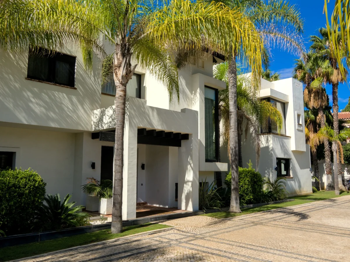 Villa 39 – Villa de Lujo Frente al Golf en Guadalmina Baja, Marbella | Cine Privado, Gimnasio, Piscina y Garaje para 6 Coches