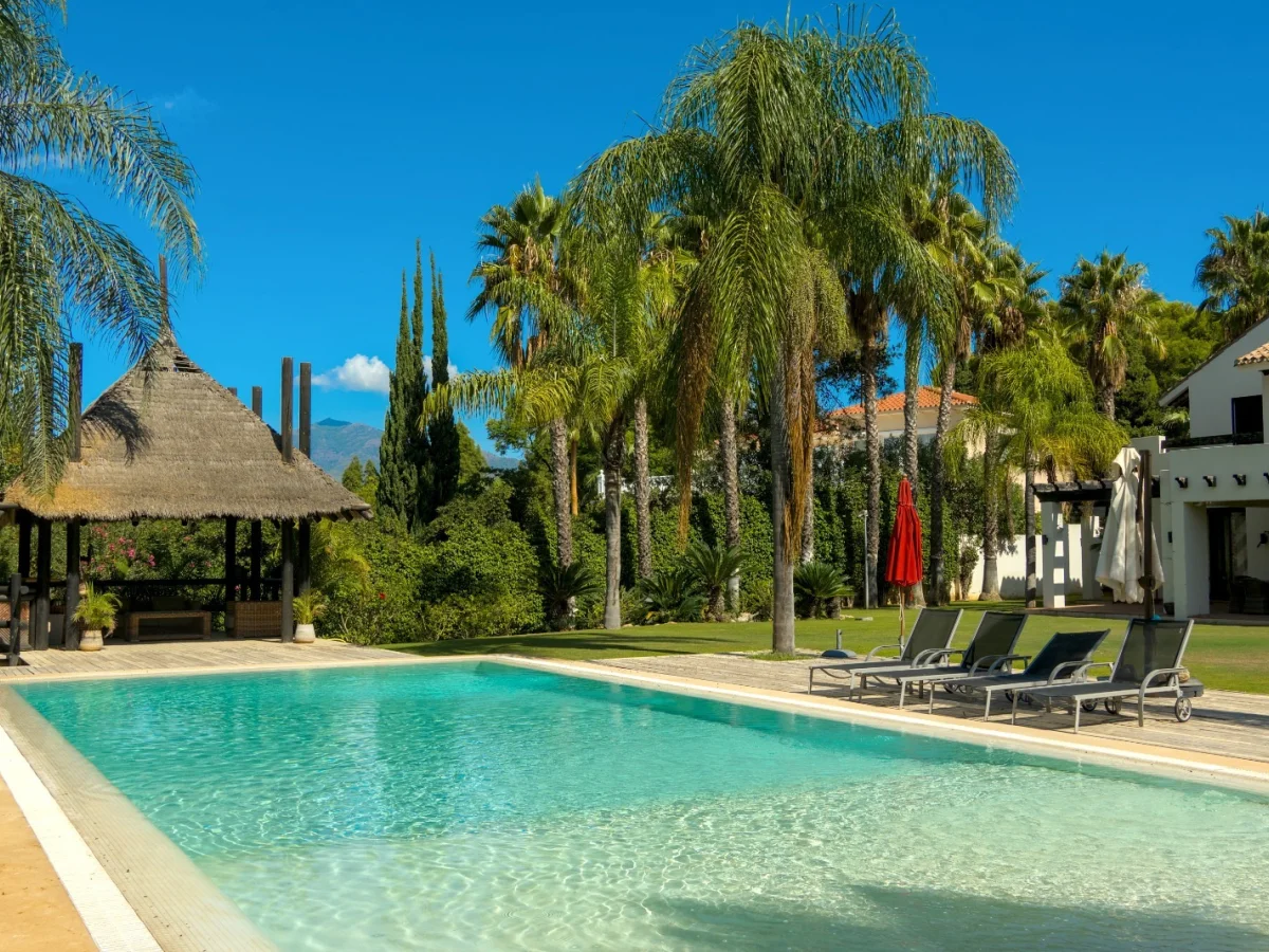 Villa 39 – Villa de Lujo Frente al Golf en Guadalmina Baja, Marbella | Cine Privado, Gimnasio, Piscina y Garaje para 6 Coches