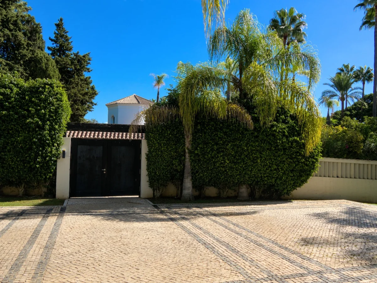 Villa 39 – Villa de Lujo Frente al Golf en Guadalmina Baja, Marbella | Cine Privado, Gimnasio, Piscina y Garaje para 6 Coches