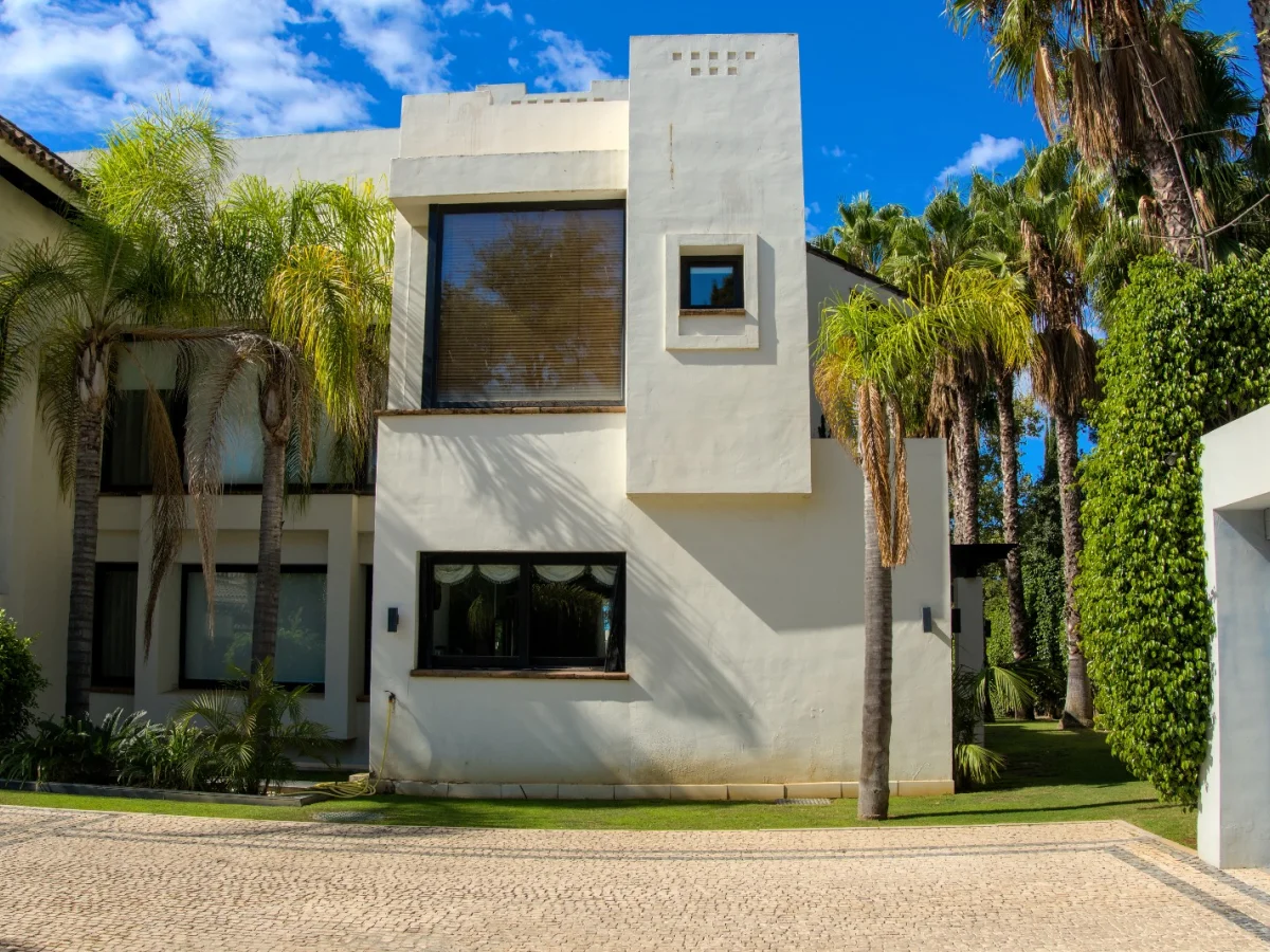 Villa 39 – Villa de Lujo Frente al Golf en Guadalmina Baja, Marbella | Cine Privado, Gimnasio, Piscina y Garaje para 6 Coches