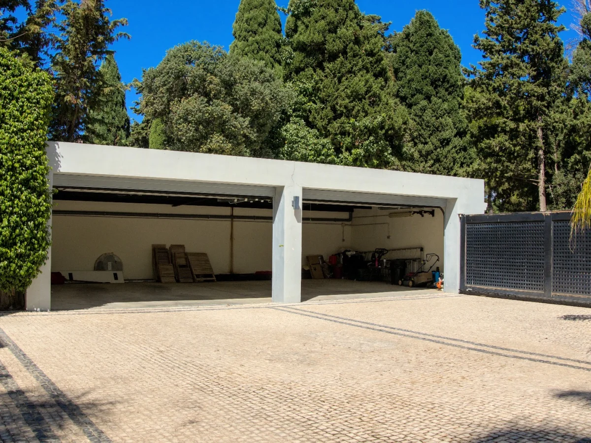 Villa 39 – Villa de Lujo Frente al Golf en Guadalmina Baja, Marbella | Cine Privado, Gimnasio, Piscina y Garaje para 6 Coches