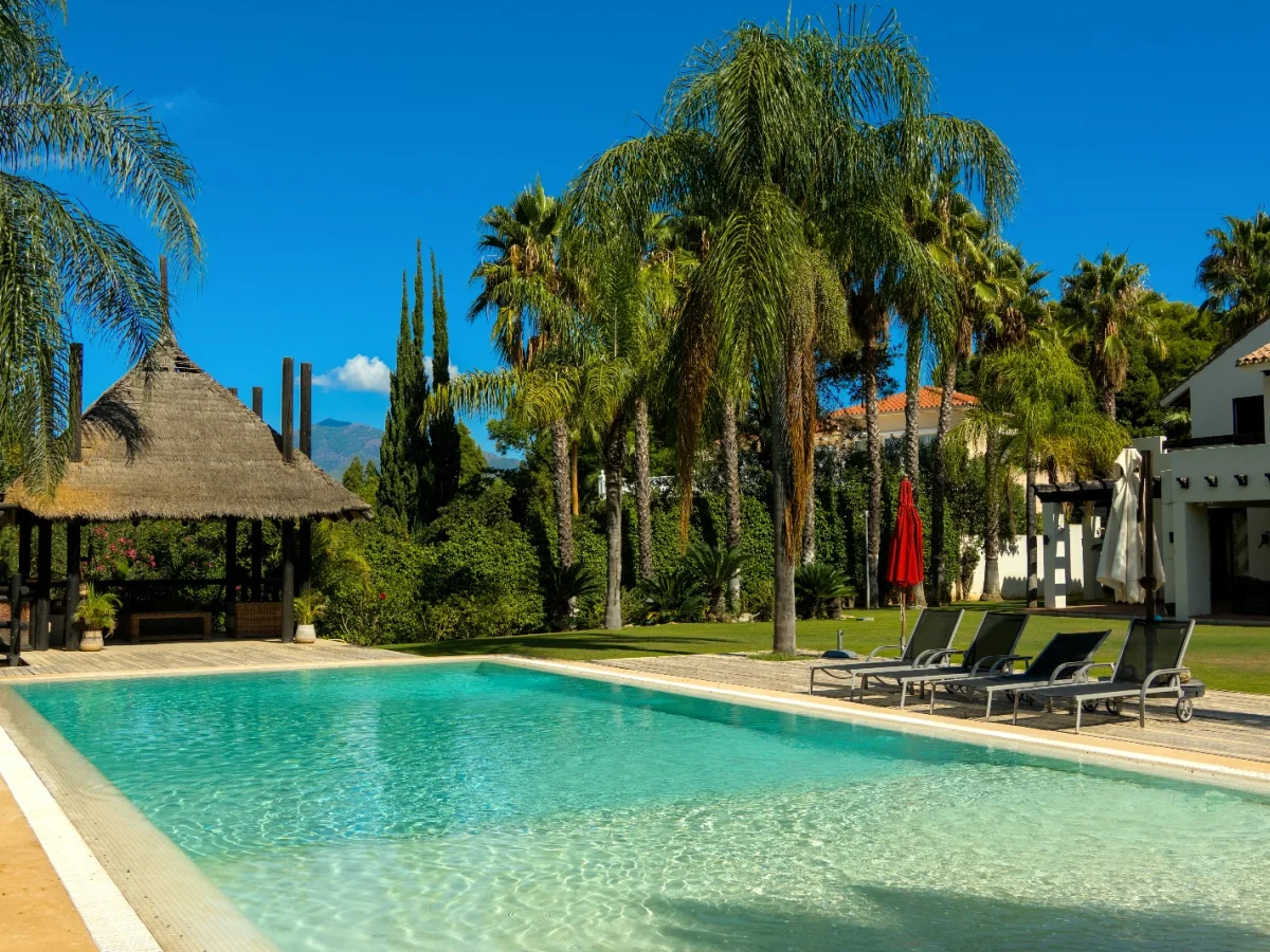 Villa 39 – Villa de Lujo Frente al Golf en Guadalmina Baja, Marbella | Cine Privado, Gimnasio, Piscina y Garaje para 6 Coches