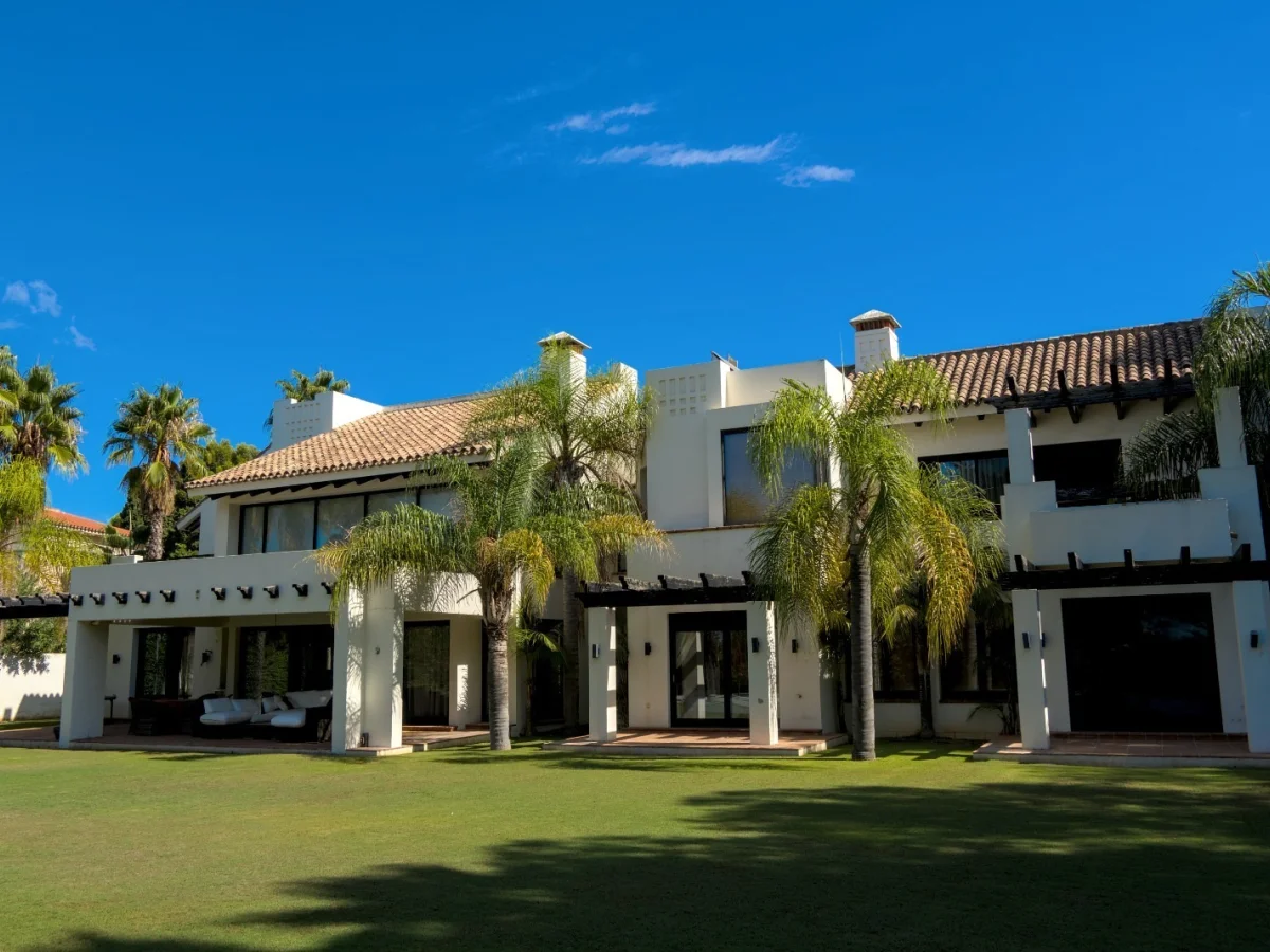 Villa 39 – Villa de Lujo Frente al Golf en Guadalmina Baja, Marbella | Cine Privado, Gimnasio, Piscina y Garaje para 6 Coches