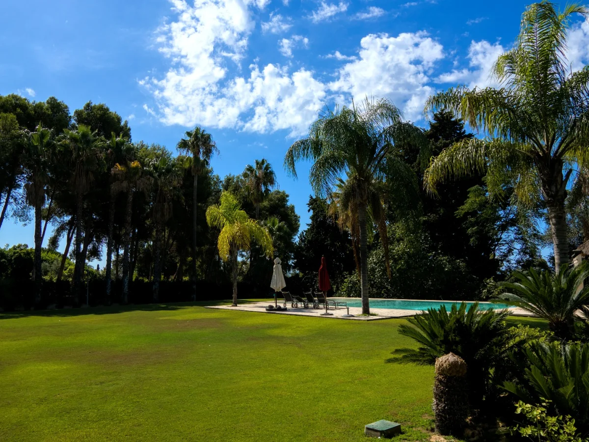 Villa 39 – Villa de Lujo Frente al Golf en Guadalmina Baja, Marbella | Cine Privado, Gimnasio, Piscina y Garaje para 6 Coches