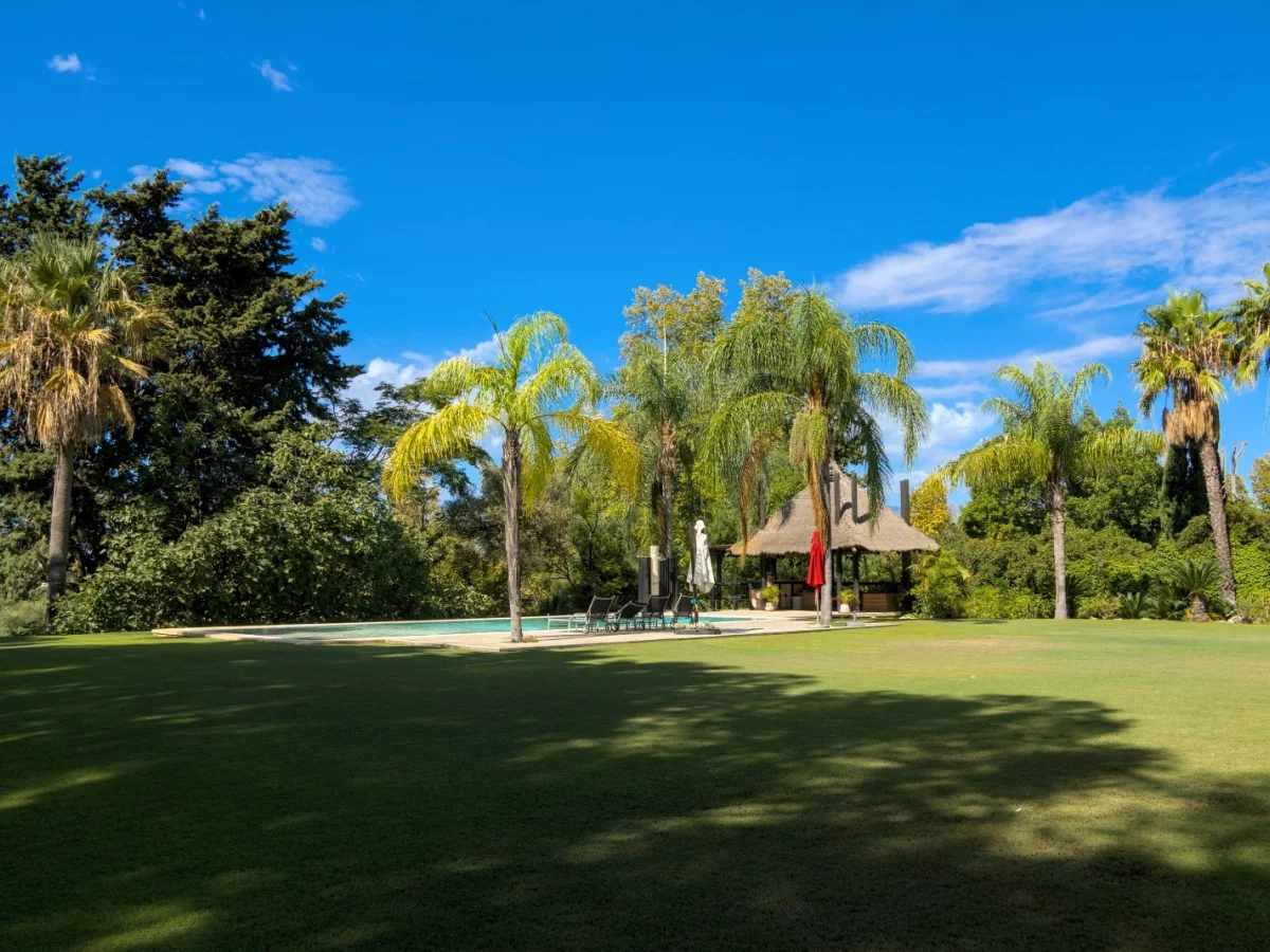 Villa 39 – Villa de Lujo Frente al Golf en Guadalmina Baja, Marbella | Cine Privado, Gimnasio, Piscina y Garaje para 6 Coches