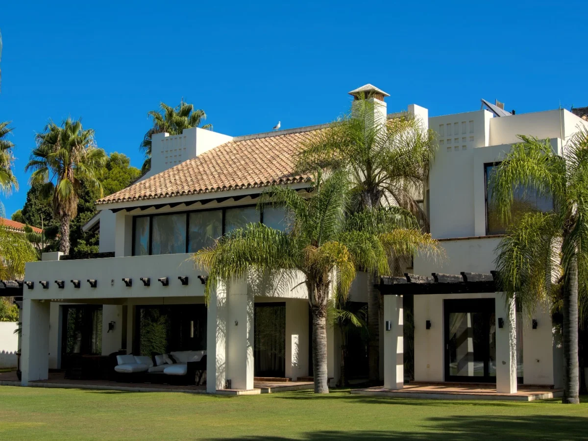 Villa 39 – Villa de Lujo Frente al Golf en Guadalmina Baja, Marbella | Cine Privado, Gimnasio, Piscina y Garaje para 6 Coches