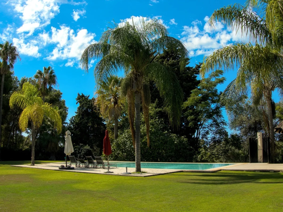 Villa 39 – Villa de Lujo Frente al Golf en Guadalmina Baja, Marbella | Cine Privado, Gimnasio, Piscina y Garaje para 6 Coches