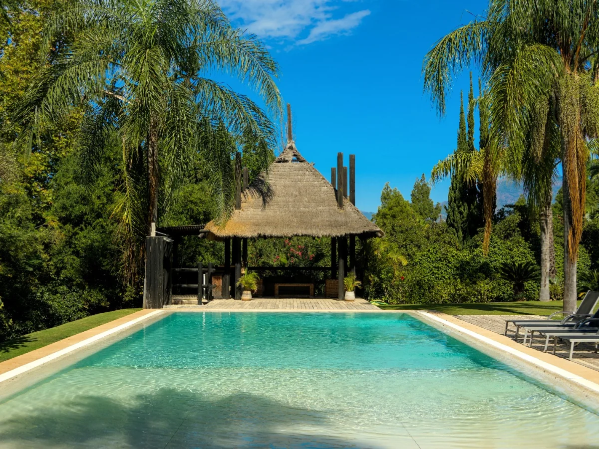 Villa 39 – Villa de Lujo Frente al Golf en Guadalmina Baja, Marbella | Cine Privado, Gimnasio, Piscina y Garaje para 6 Coches