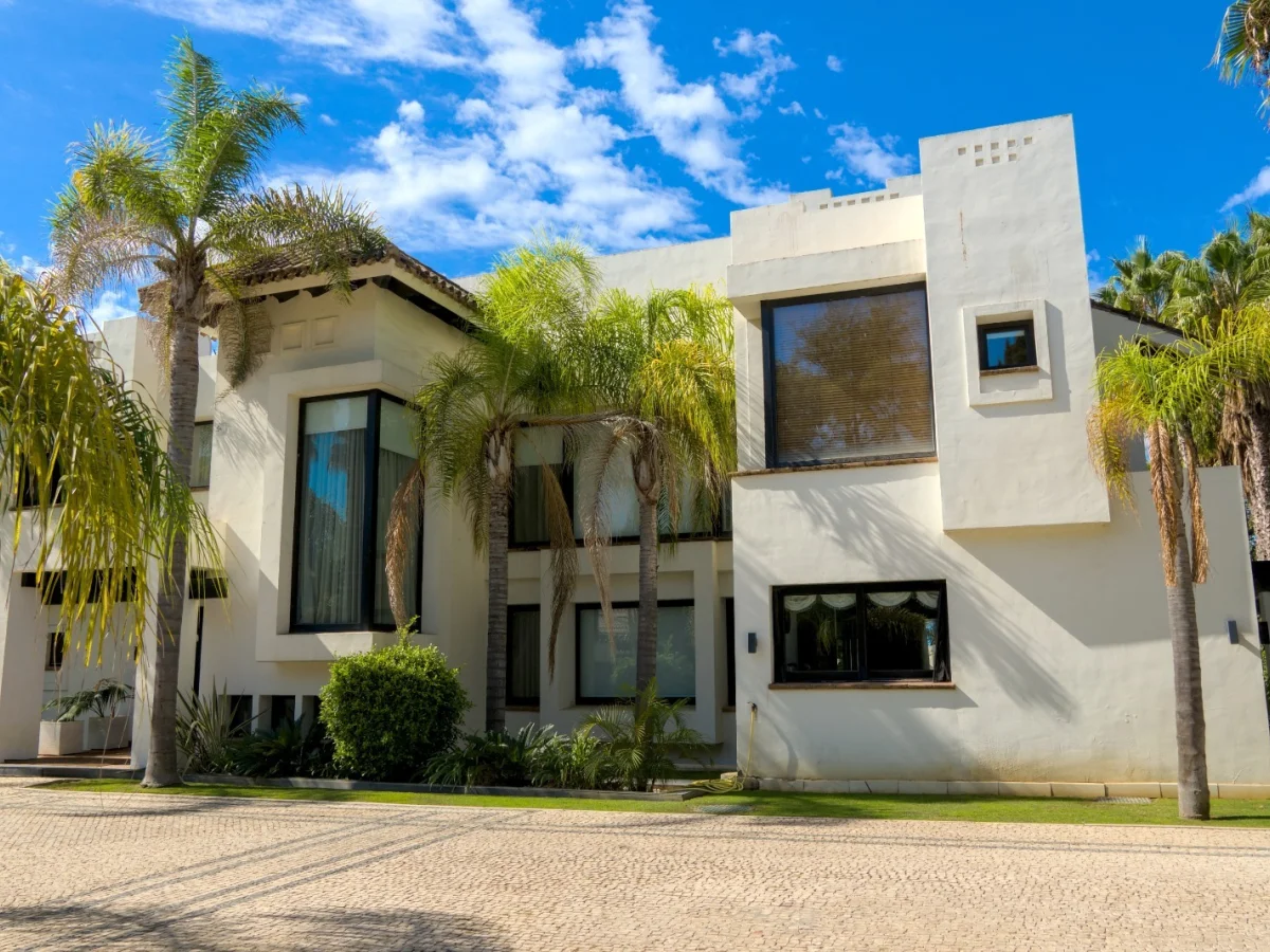 Villa 39 – Villa de Lujo Frente al Golf en Guadalmina Baja, Marbella | Cine Privado, Gimnasio, Piscina y Garaje para 6 Coches