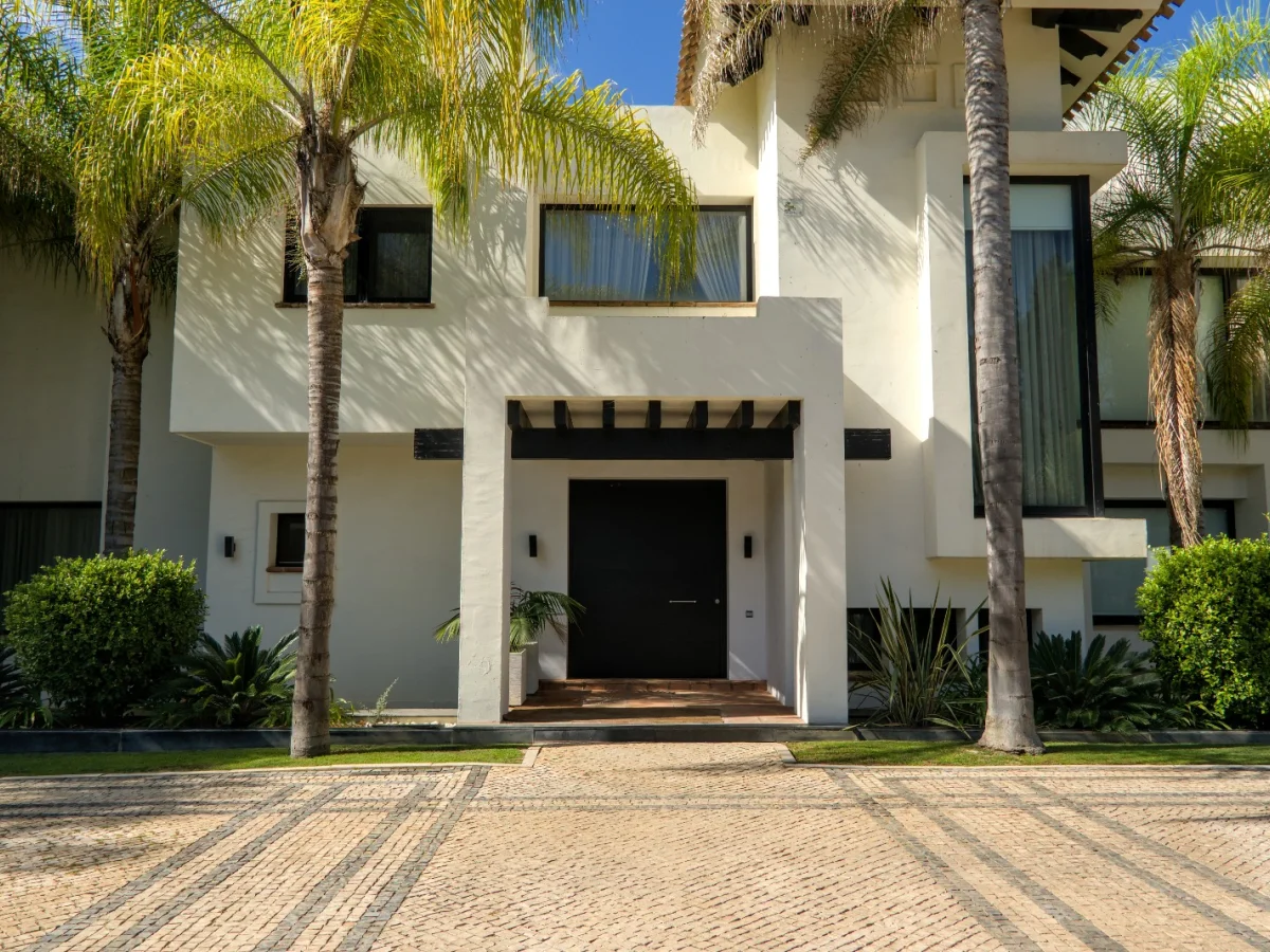 Villa 39 – Villa de Lujo Frente al Golf en Guadalmina Baja, Marbella | Cine Privado, Gimnasio, Piscina y Garaje para 6 Coches