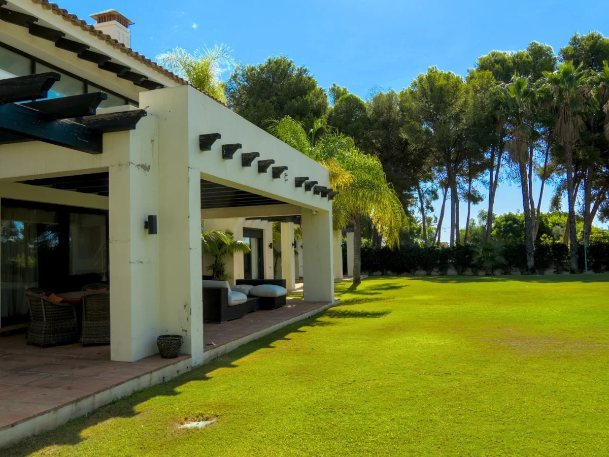 Villa 39 – Villa de Lujo Frente al Golf en Guadalmina Baja, Marbella | Cine Privado, Gimnasio, Piscina y Garaje para 6 Coches