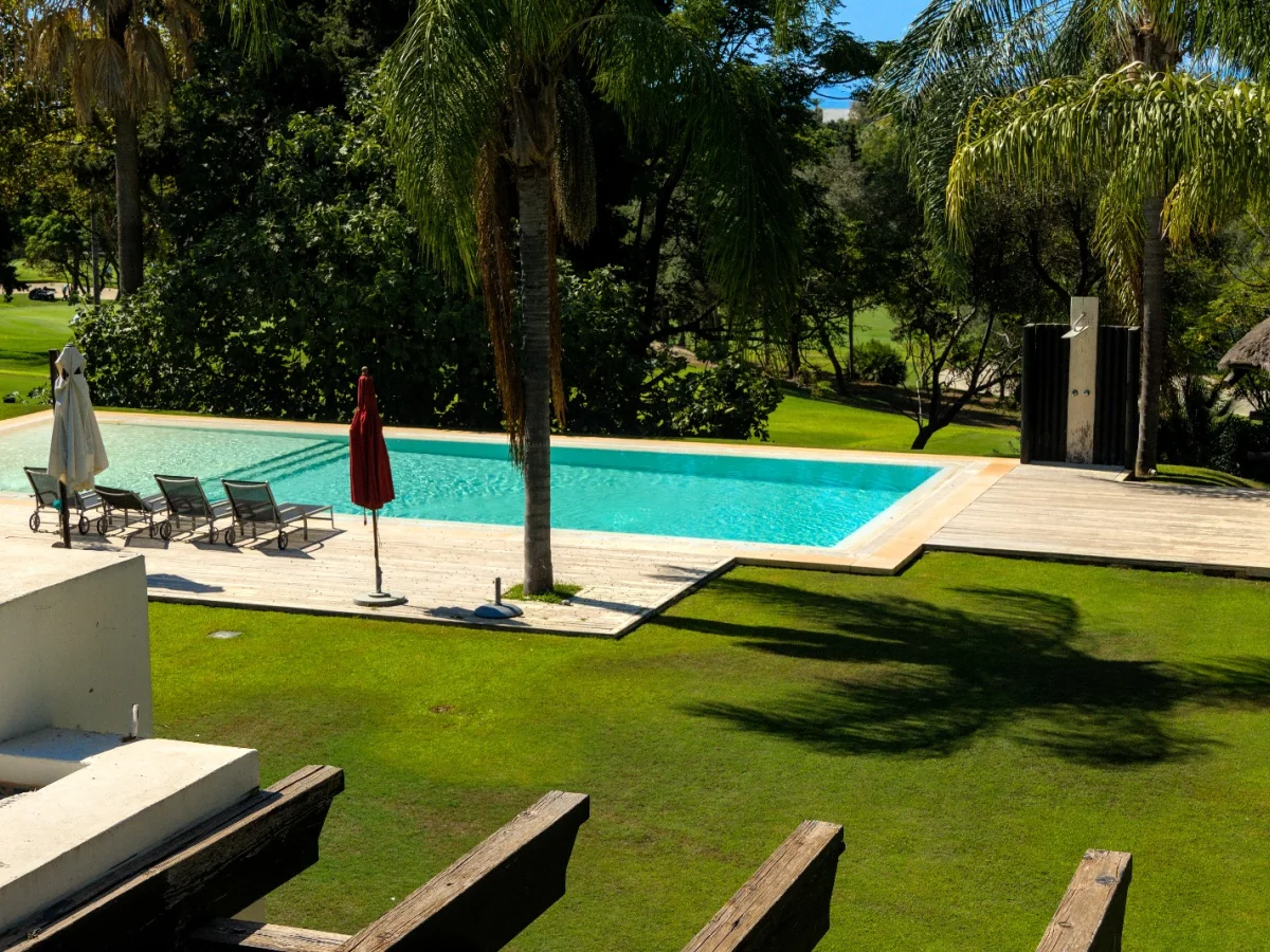 Villa 39 – Villa de Lujo Frente al Golf en Guadalmina Baja, Marbella | Cine Privado, Gimnasio, Piscina y Garaje para 6 Coches