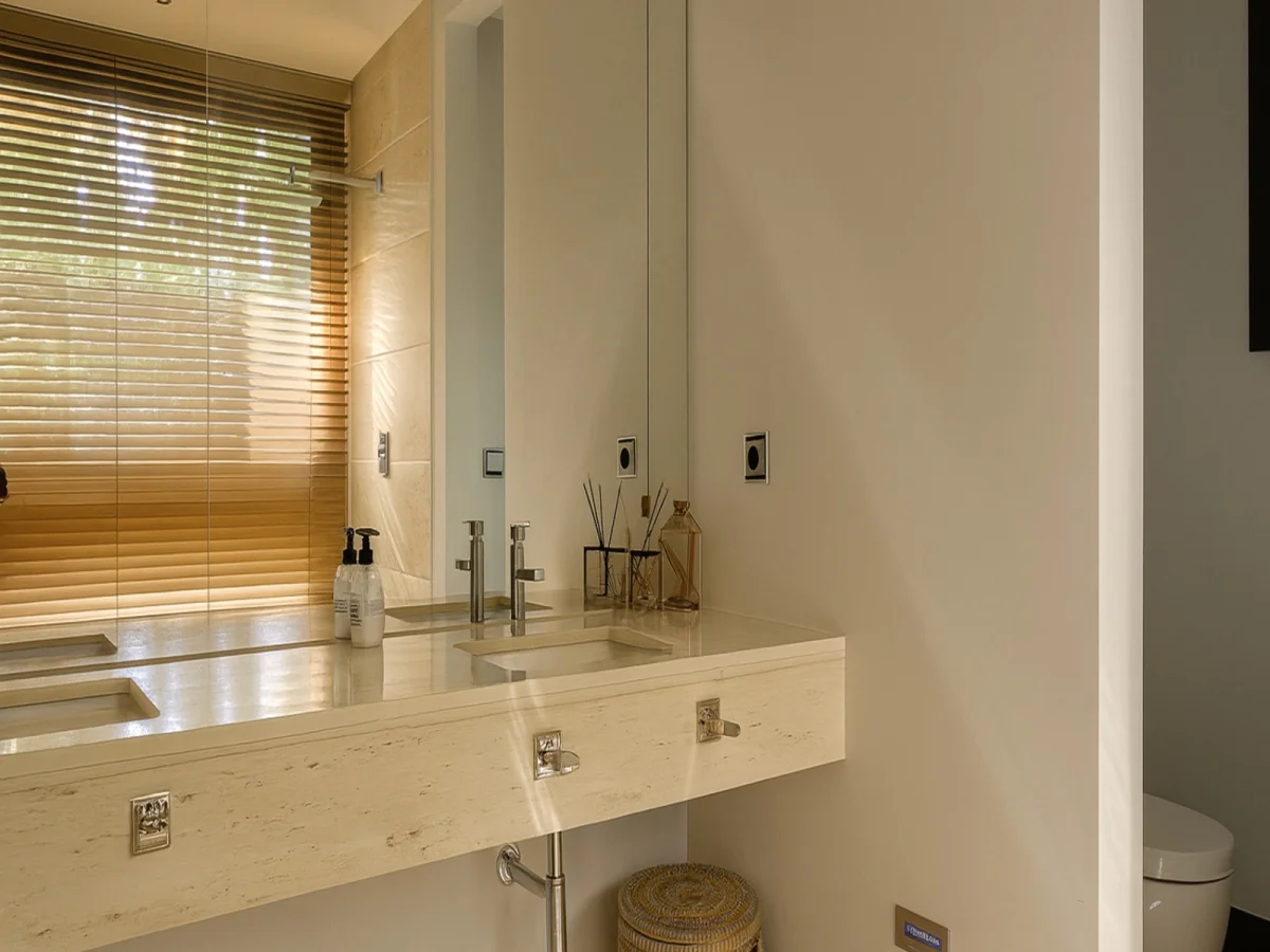 Villa 39 – Villa de Lujo Frente al Golf en Guadalmina Baja, Marbella | Cine Privado, Gimnasio, Piscina y Garaje para 6 Coches