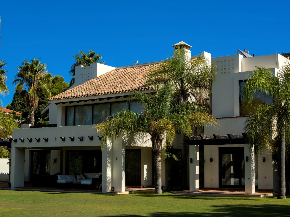 Villa 39 – Villa de Lujo Frente al Golf en Guadalmina Baja, Marbella | Cine Privado, Gimnasio, Piscina y Garaje para 6 Coches