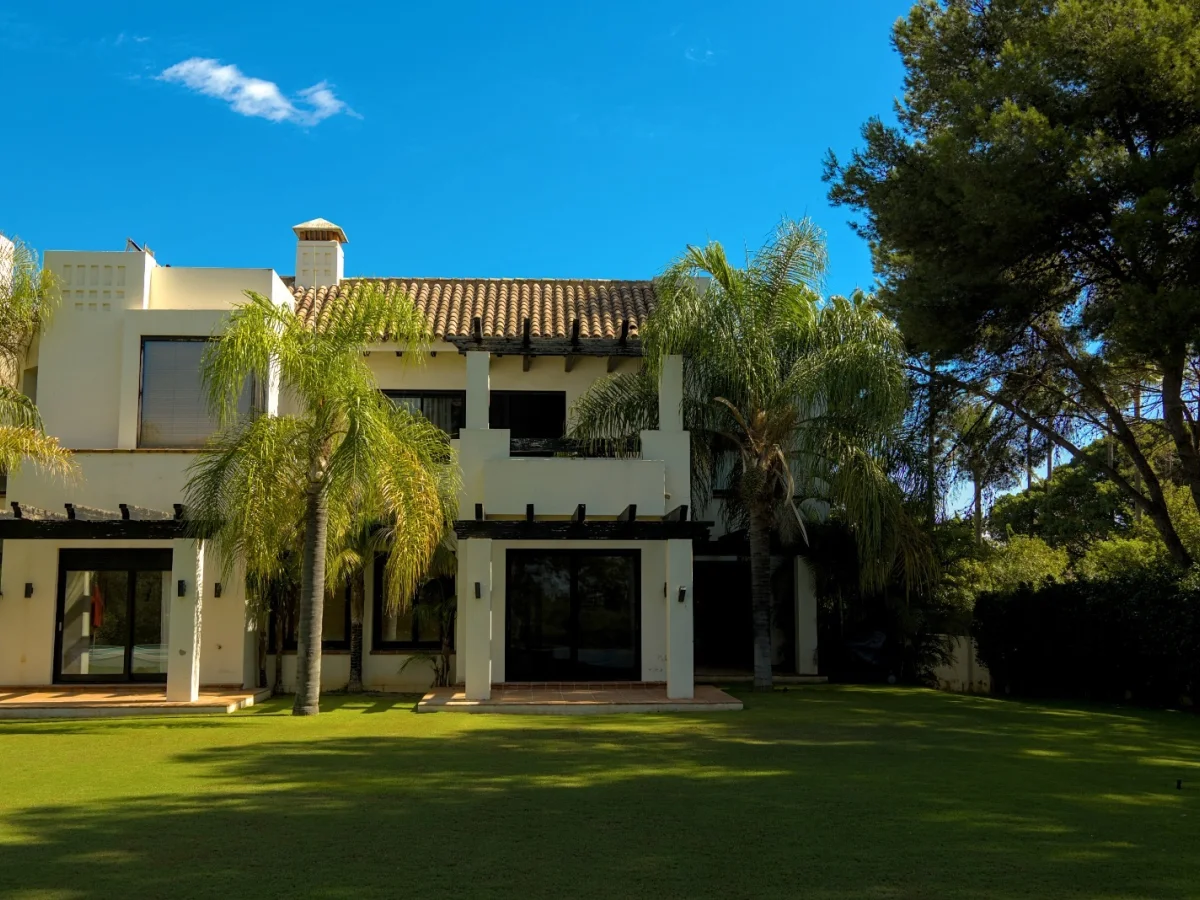 Villa 39 – Villa de Lujo Frente al Golf en Guadalmina Baja, Marbella | Cine Privado, Gimnasio, Piscina y Garaje para 6 Coches