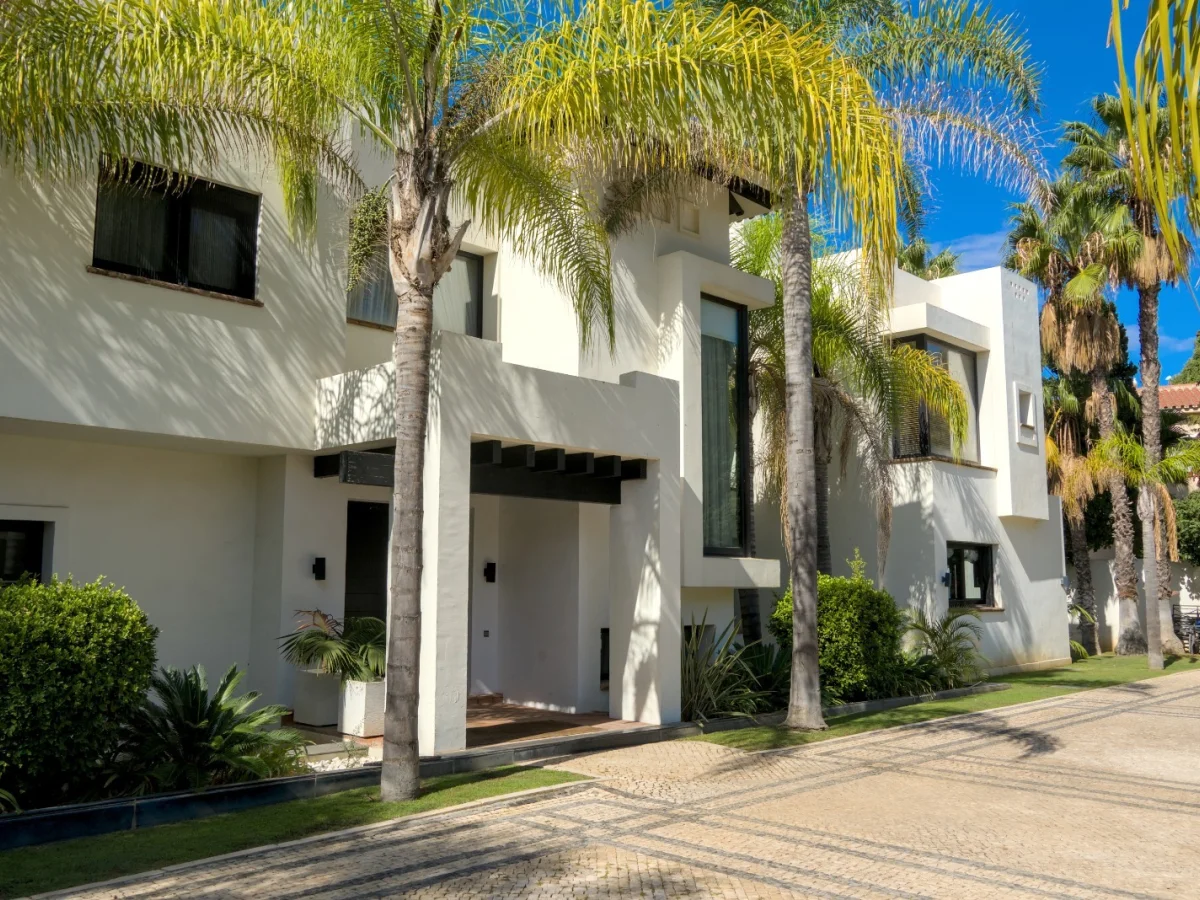 Villa 39 – Villa de Lujo Frente al Golf en Guadalmina Baja, Marbella | Cine Privado, Gimnasio, Piscina y Garaje para 6 Coches