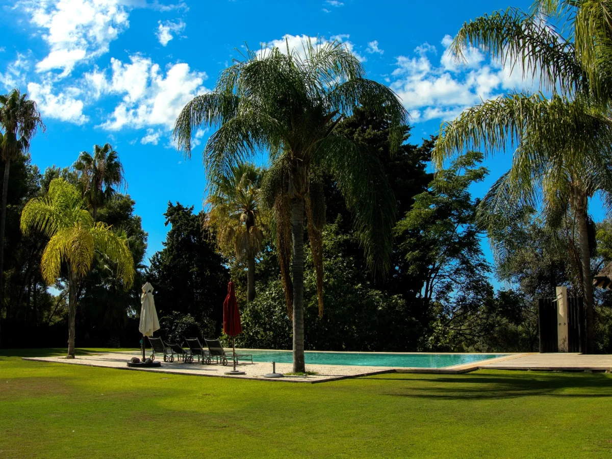 Villa 39 – Villa de Lujo Frente al Golf en Guadalmina Baja, Marbella | Cine Privado, Gimnasio, Piscina y Garaje para 6 Coches