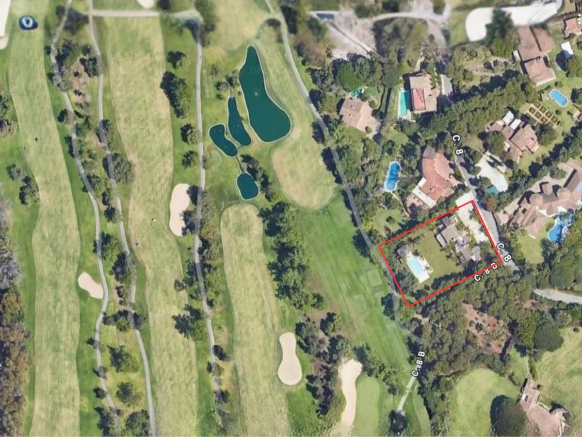 Villa 39 – Villa de Lujo Frente al Golf en Guadalmina Baja, Marbella | Cine Privado, Gimnasio, Piscina y Garaje para 6 Coches