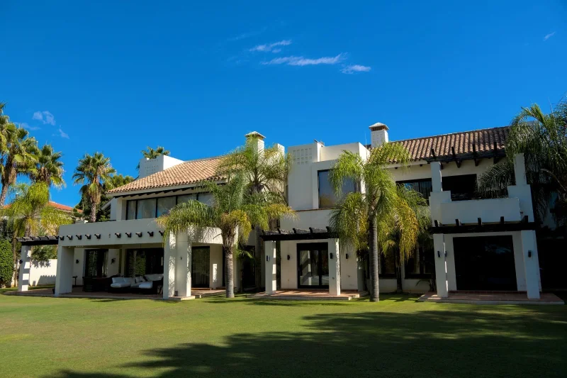 Villa 39 – Villa de Lujo Frente al Golf en Guadalmina Baja, Marbella | Cine Privado, Gimnasio, Piscina y Garaje para 6 Coches