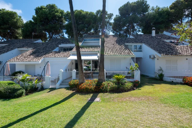 Elegante apartamento de 3 dormitorios en planta baja en alquiler de larga temporada